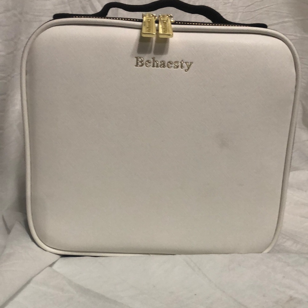 Behaesty Travel Case with LED Mirror NWOT